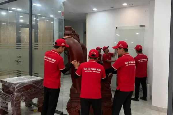 Ảnh minh họa nhân viên hỗ trợ chuyển đồ